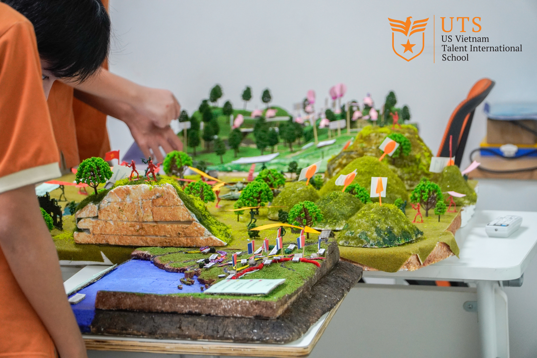 Dự án liên môn Toán học và Lịch sử: “Mô hình sa bàn Lịch sử và Công viên Văn Lang”