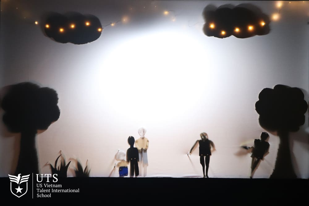 Tự hào tinh thần dân tộc với sân khấu múa rối bóng môn Lịch sử tại UTS 