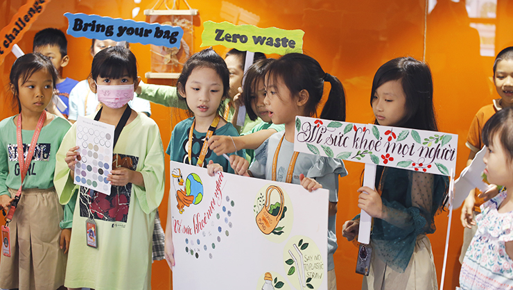 UTS rực rỡ sắc xanh nhân ngày Quốc tế Mẹ Trái Đất