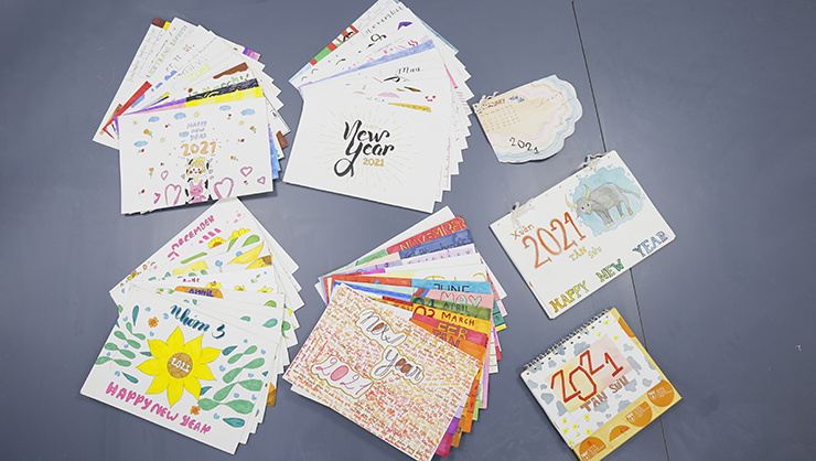 UTS-ers khoe hoa tay cùng những bộ lịch để bàn handmade “có một không hai”